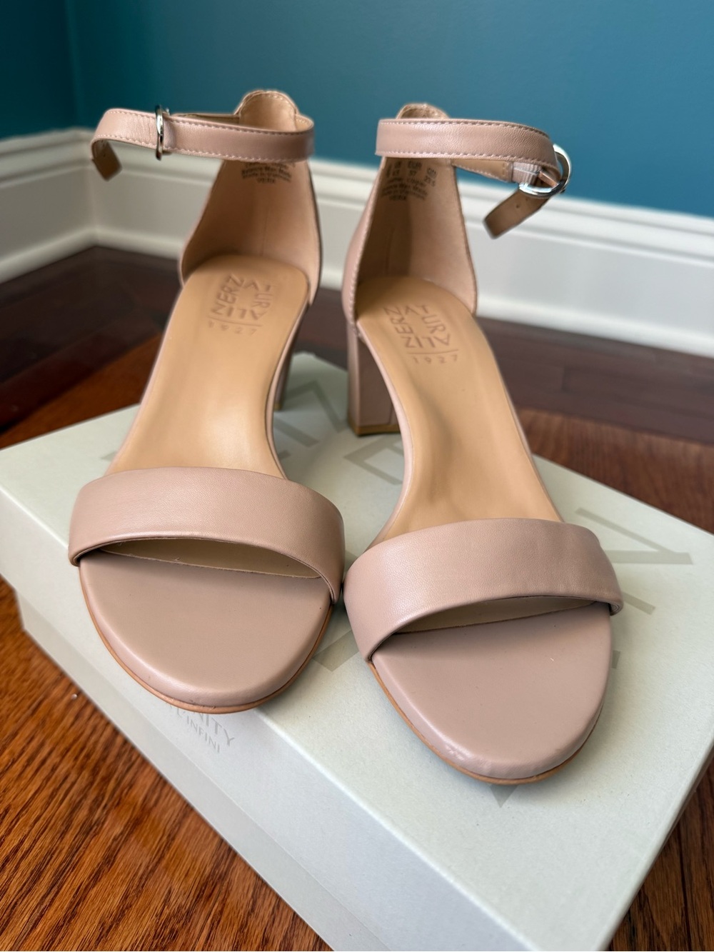 Naturalizer Vera Opal Leather Ankle Strap Sandals Size 7W